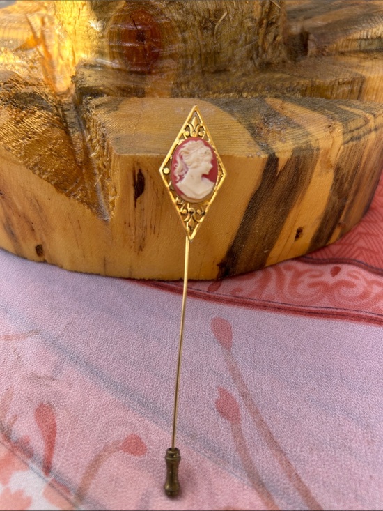 Vintage Jewelry - Vintage Gold Cameo Stick Pin with Pink and White Cameo